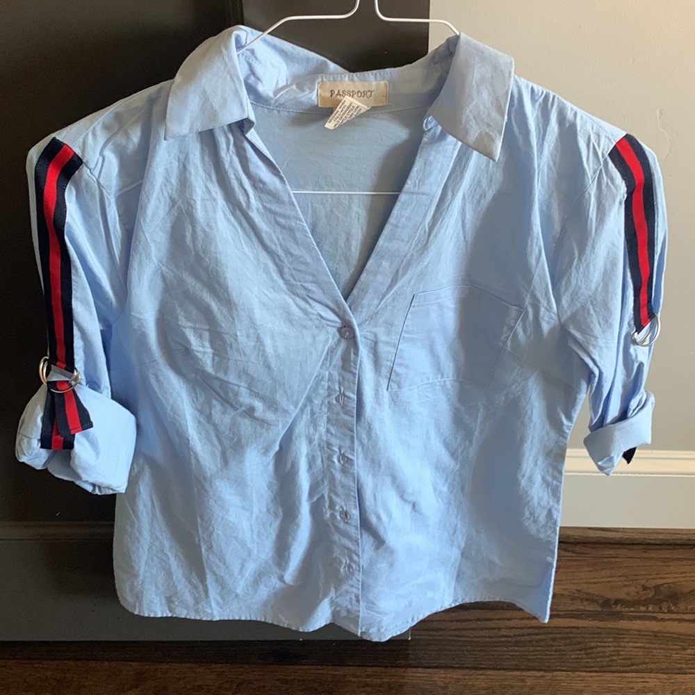 Super cute dress shirt. Thin, and super comfy. Medium size.